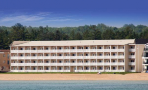 Mackinaw Beach and Bay Inn & Suites